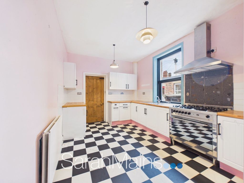 Property photo 3 of 17 Kitchen