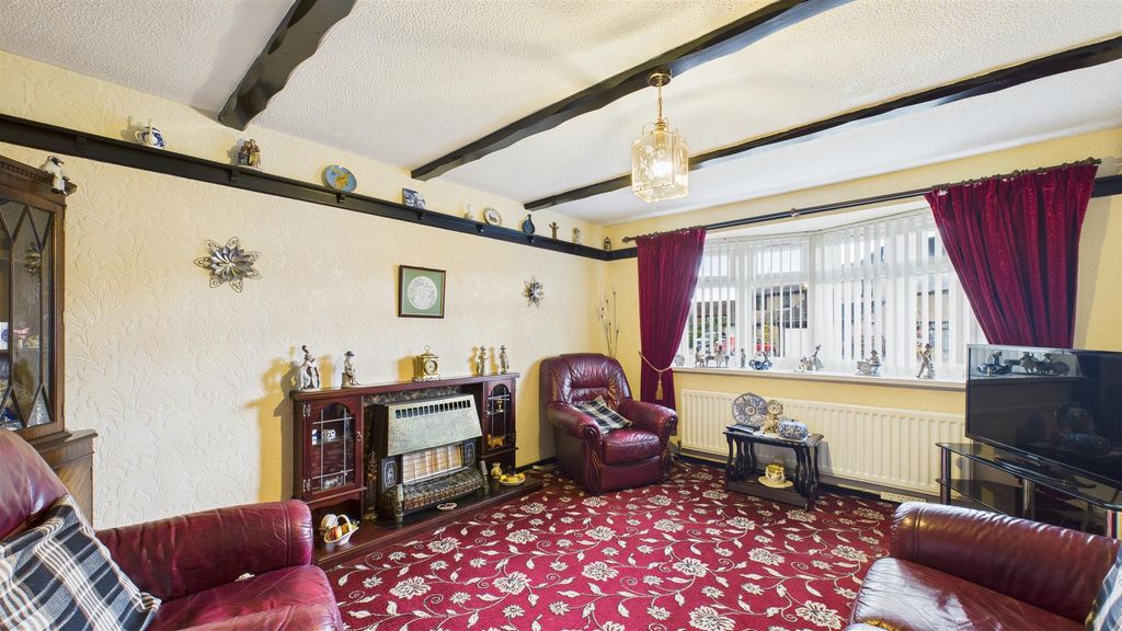 Property photo 2 of 16 Lounge