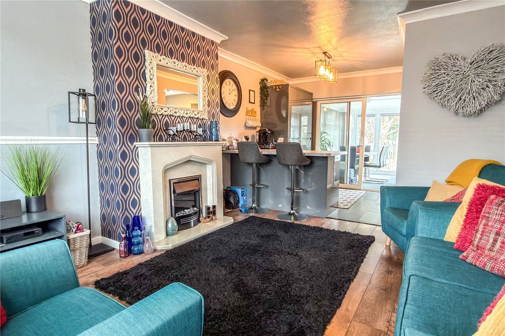 Property photo 2 of 18 Lounge