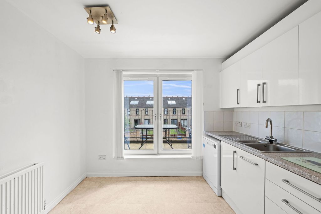 Property photo 2 of 33
