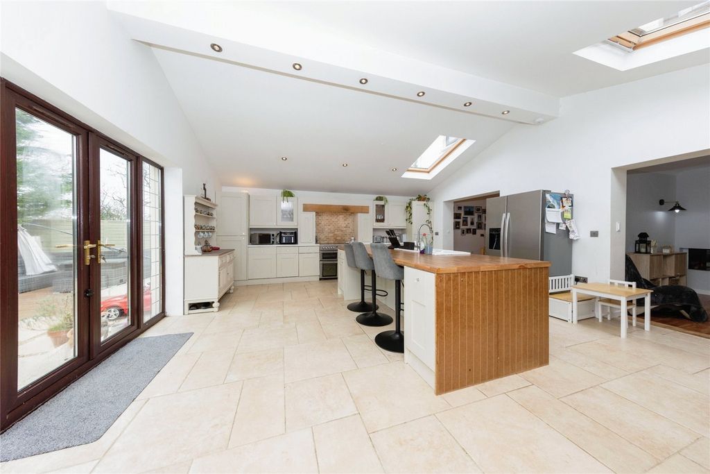 Property photo 2 of 18 Picture No. 11