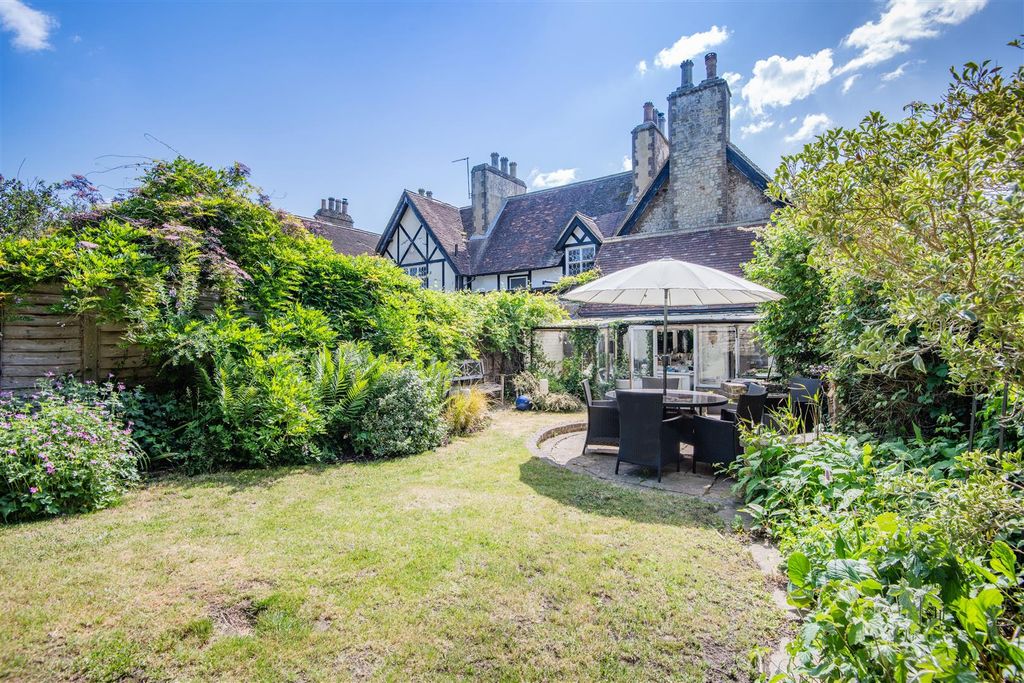 Property photo 2 of 17 8649125-Exterior08.Jpg