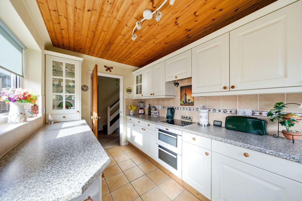 Property photo 2 of 25