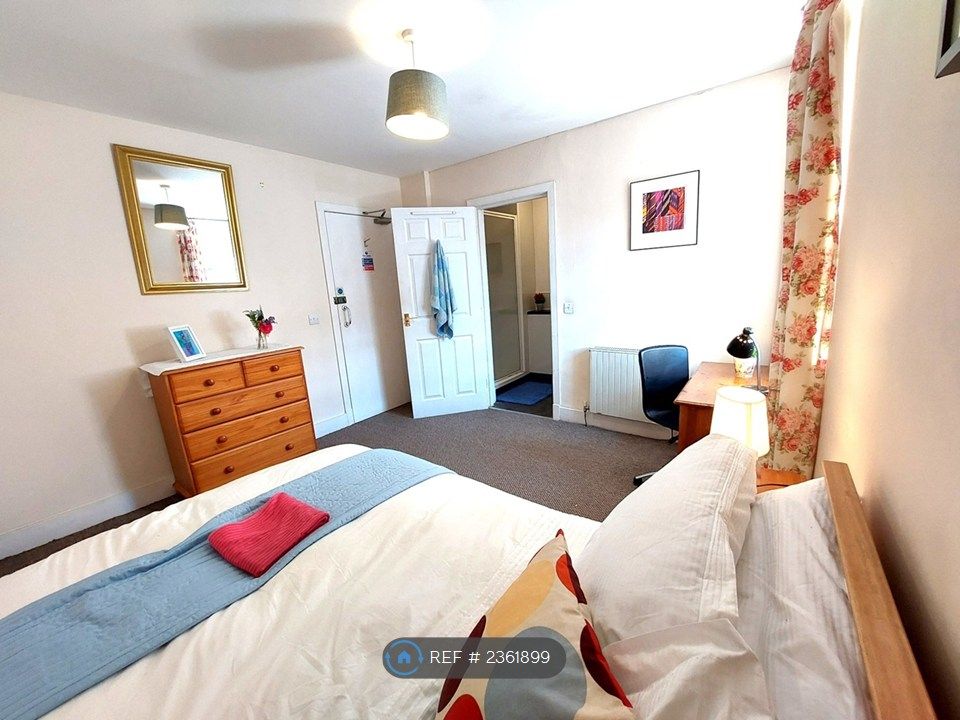 Property photo 3 of 17 Room 2- £690/Mo