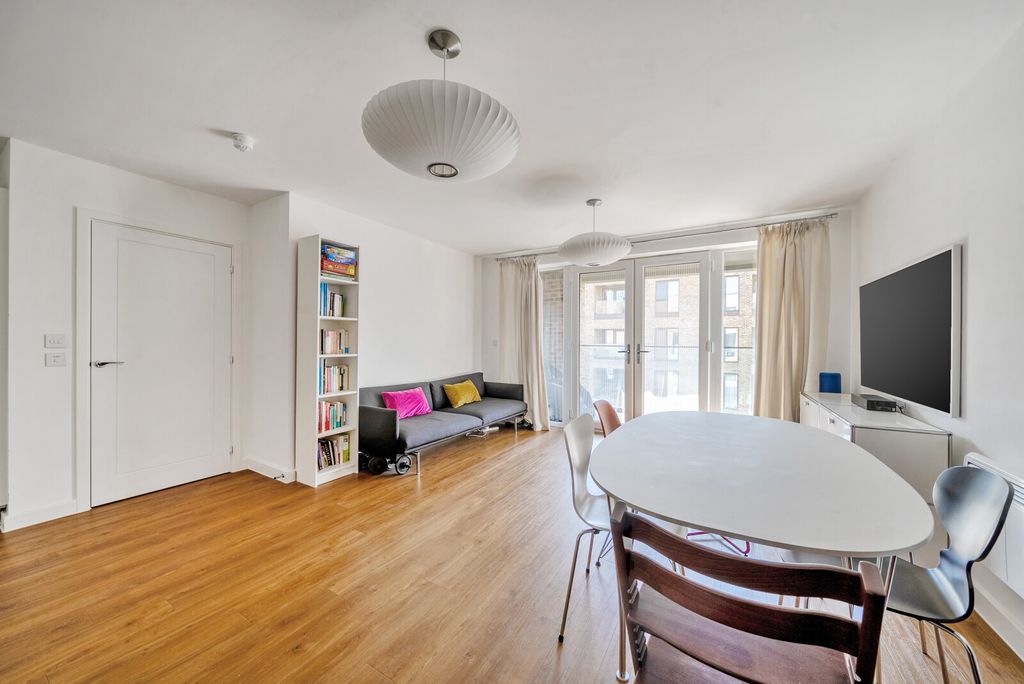 Property photo 3 of 16 1315795-18-685E63...