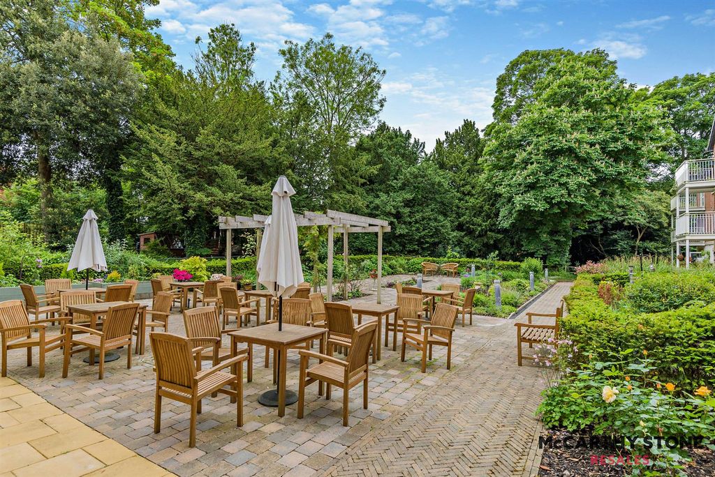 Property photo 2 of 20 Communal Gardens