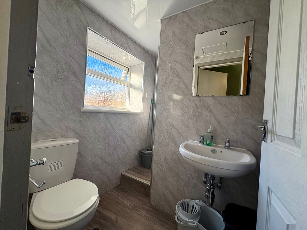 Property photo 3 of 7 Bathroom