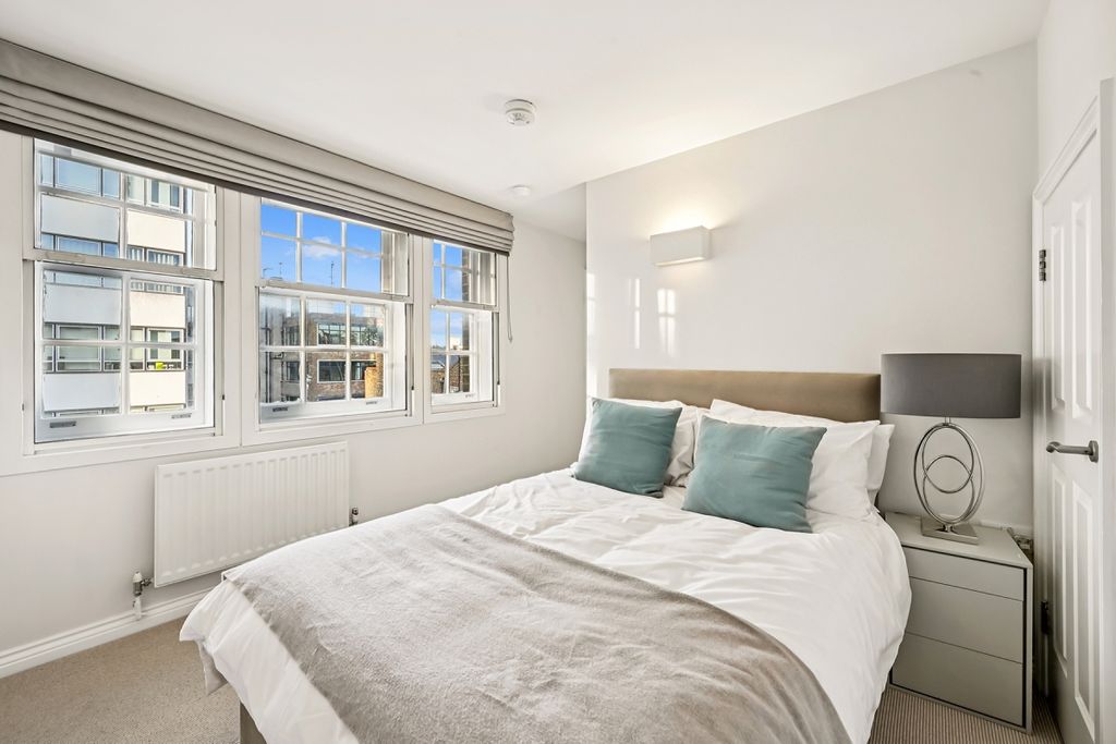 Property photo 3 of 13 7, 72 Mortimer St...