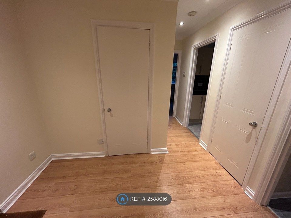 Property photo 2 of 9 Hallway