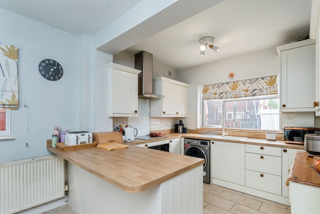 Property photo 3 of 17 Kitchen
