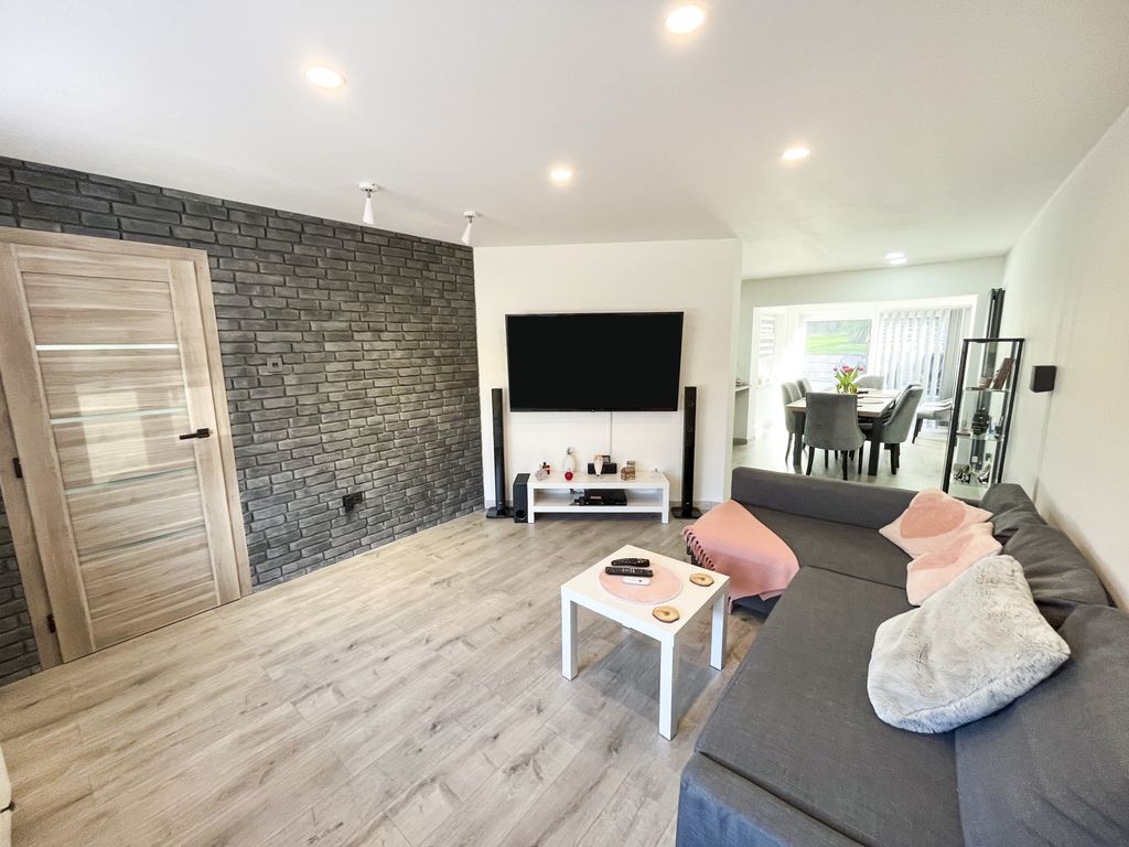 Property photo 3 of 21 Lounge