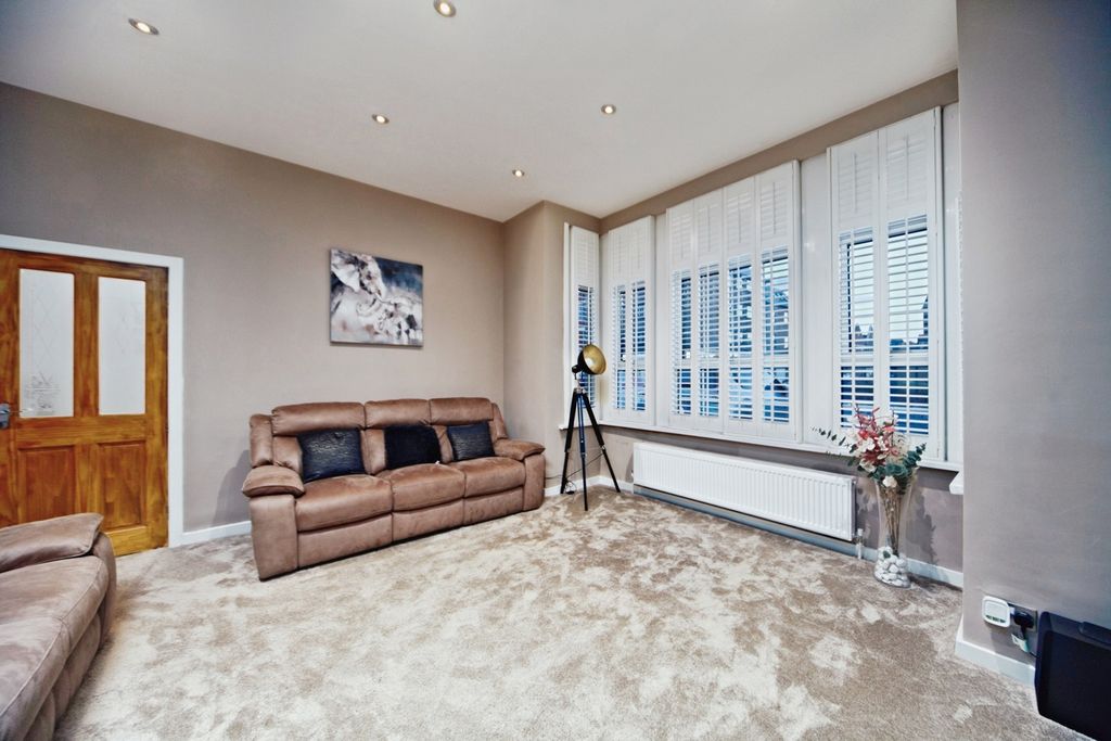 Property photo 3 of 17 Photo