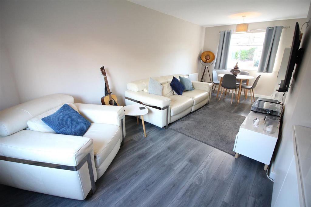 Property photo 2 of 10 Lounge