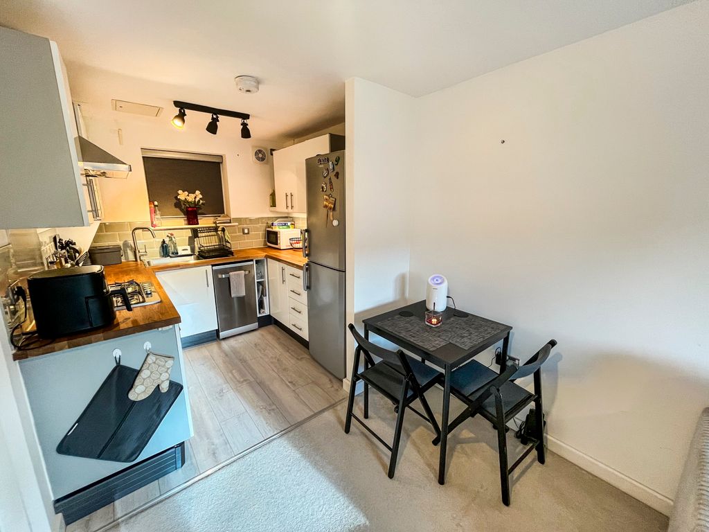 Property photo 3 of 11 Kitchen