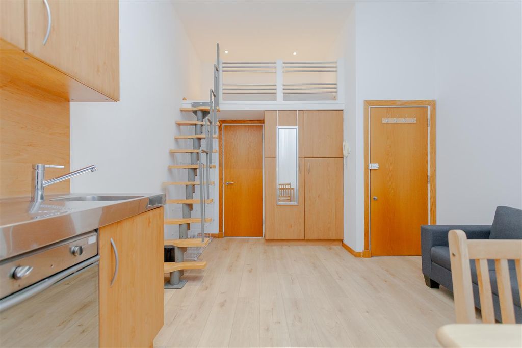 Property photo 2 of 13 Linden Gardens (2).Jpg