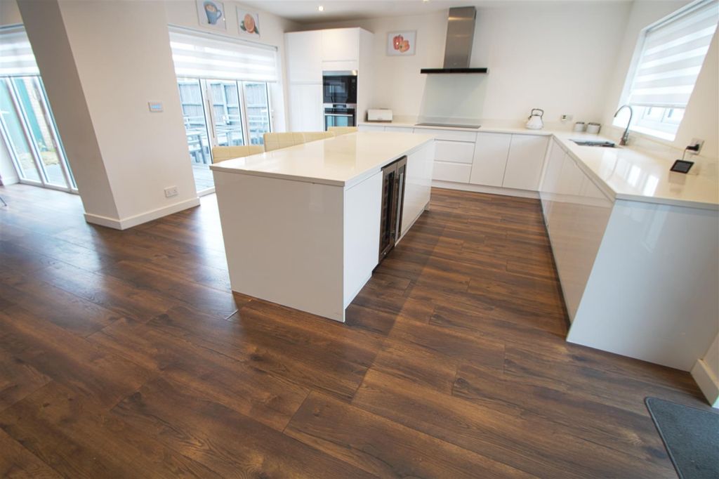 Property photo 3 of 21 Kitchen Diner Family Room