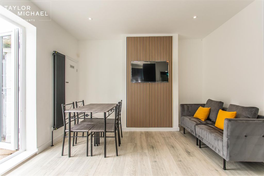 Property photo 3 of 28 Living Room