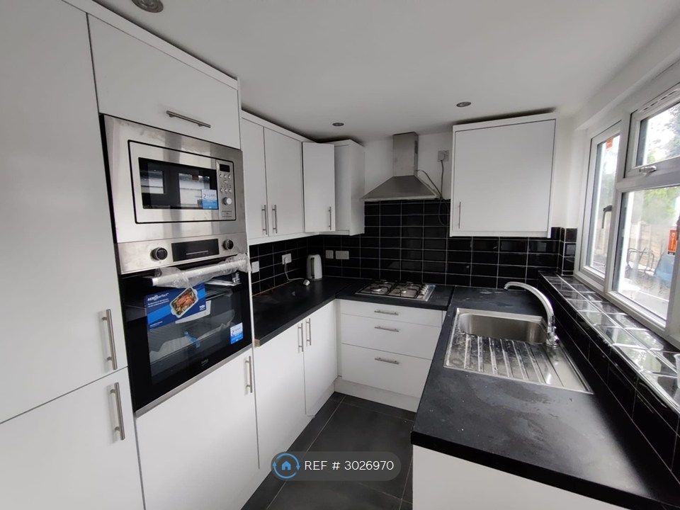Property photo 2 of 8 Kitchen