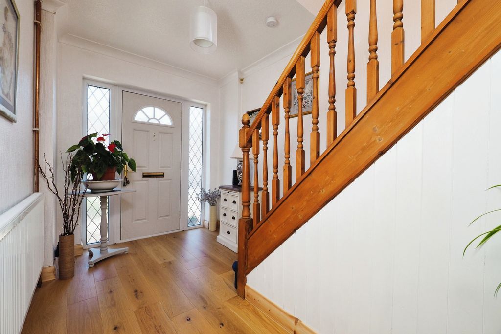 Property photo 3 of 17 Entrance Hallway