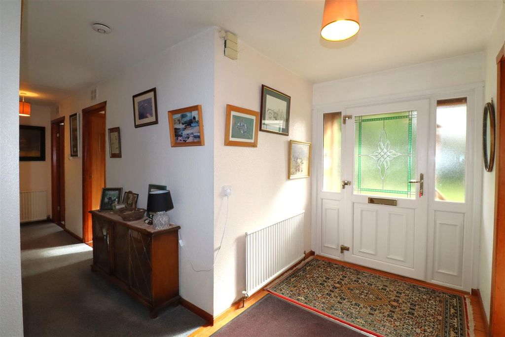 Property photo 2 of 61 Hallway (2).Jpg