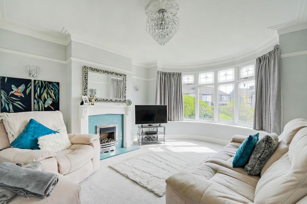 Property photo 3 of 31 Lounge