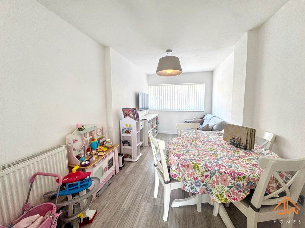3 bed property for saleClos Coed Duon, Highfields Blackwood NP12 photo 4