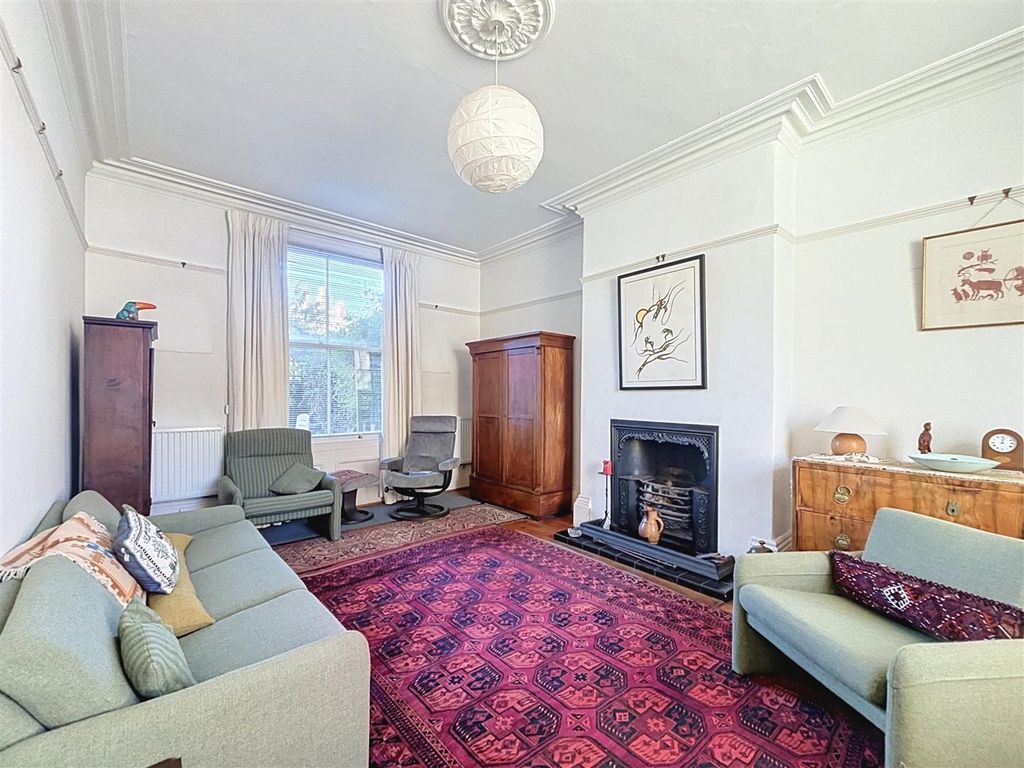 Property photo 2 of 16 Lounge