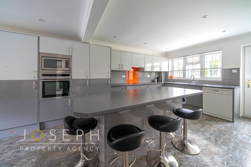 Property photo 3 of 23