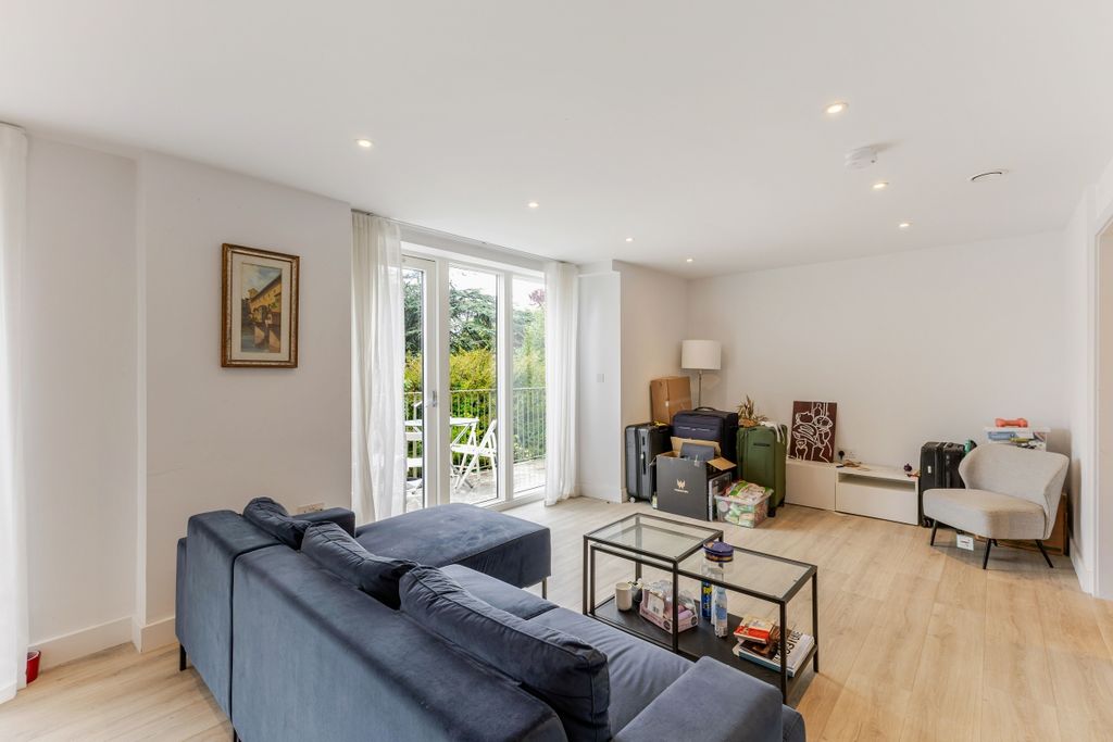 Property photo 1 of 12 Cavell Court 3 D...