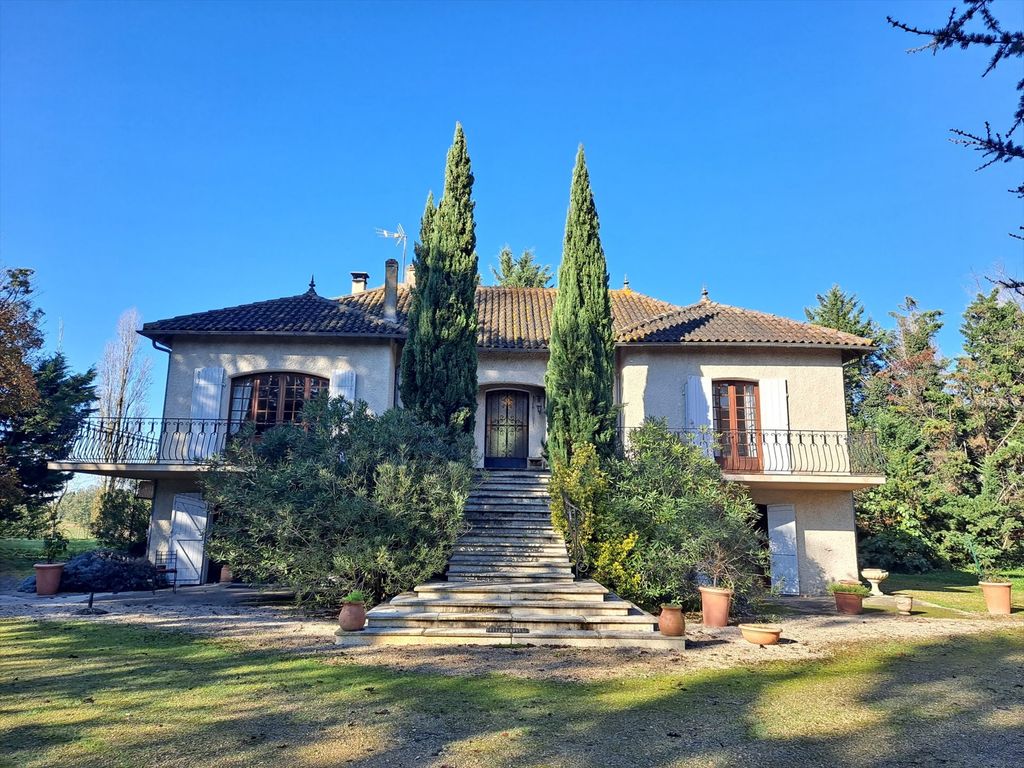 Property photo 1 of 27 Charming Property With Large Garden And Pool