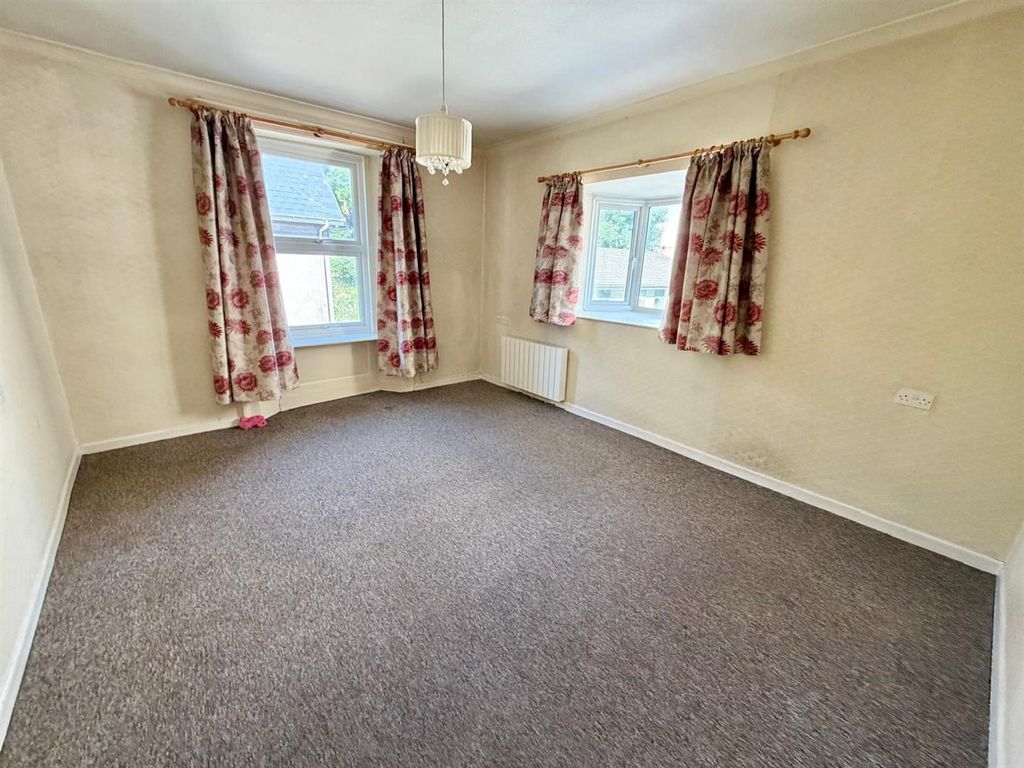 Property photo 3 of 9 Living Room
