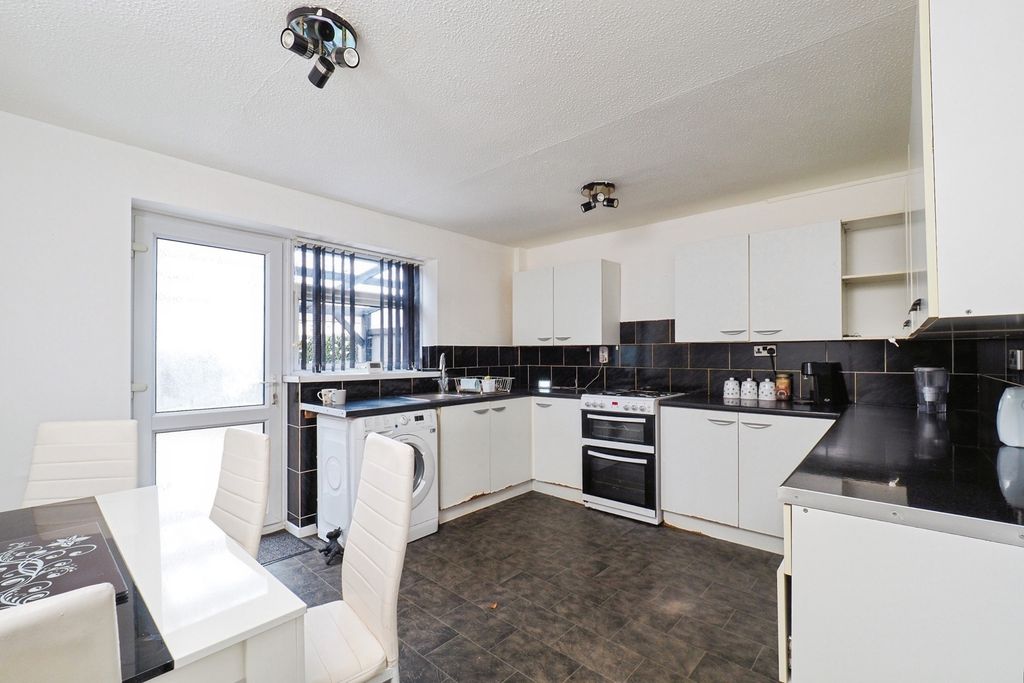 Property photo 2 of 17 Fitted Kitchen