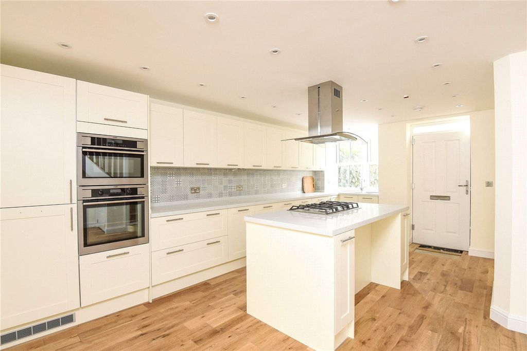 Property photo 2 of 11 Kitchen & Island