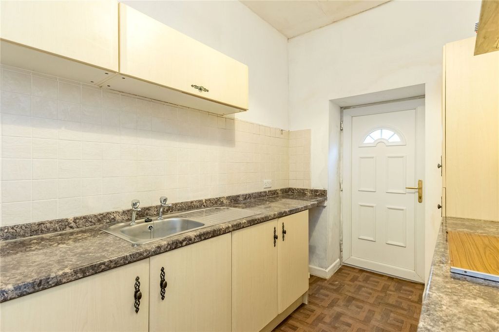 Property photo 3 of 11 Kitchen