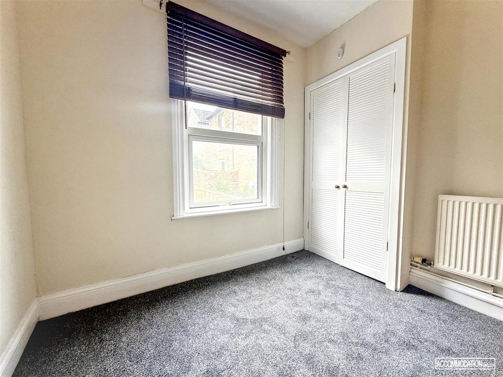 Property photo 1 of 16 Bright Room With Fitted Wardrobe And New Carpet...