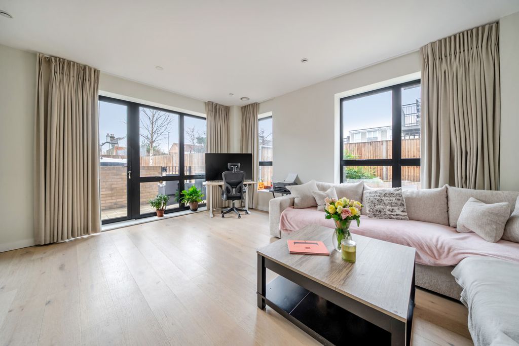 Property photo 2 of 19 1395014-12-6960Fc...