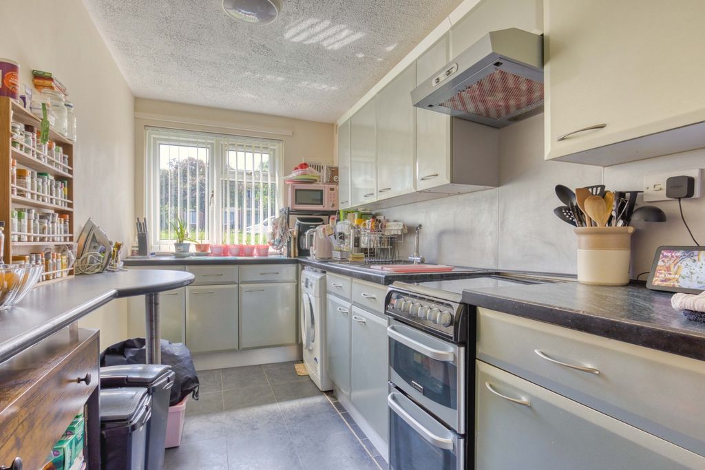 Property photo 2 of 9 Taunton Ewemove St Marys Court (2)