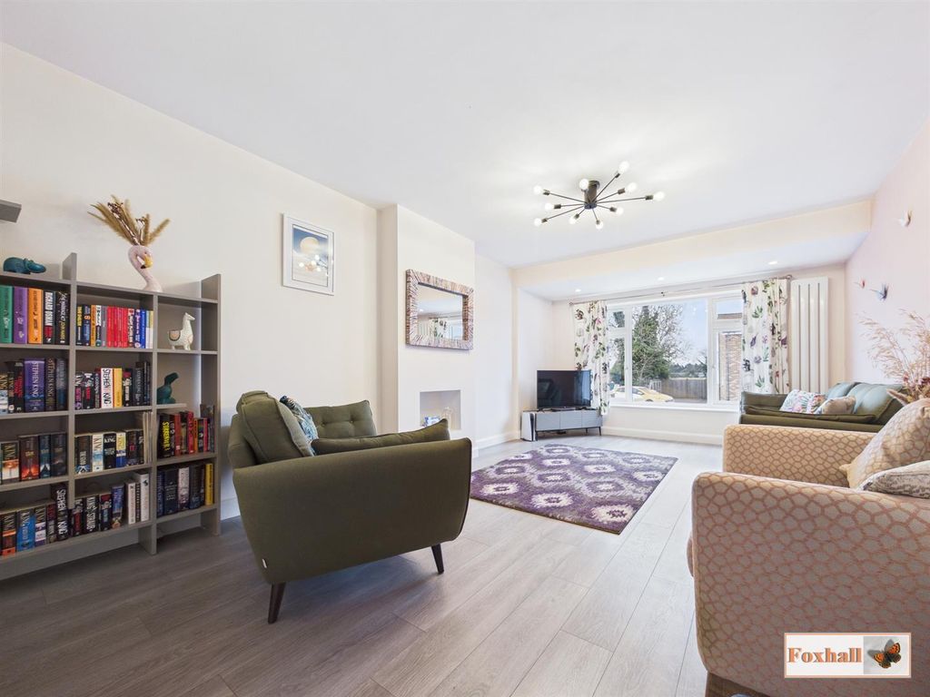 Property photo 3 of 30 Lounge