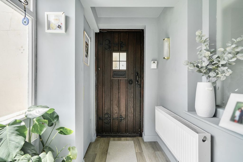 Property photo 2 of 16 Entrance Hall