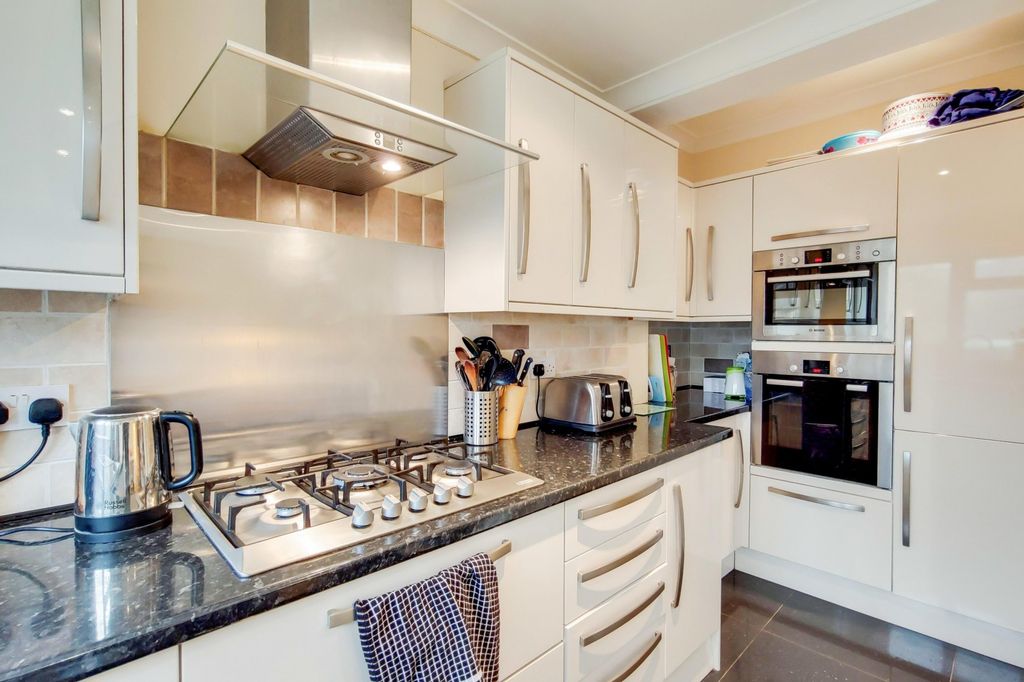 Property photo 3 of 10 Kitchen