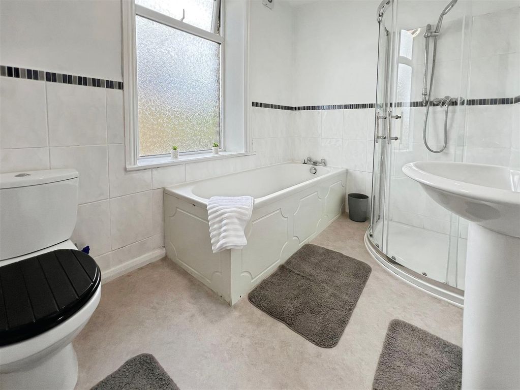 Property photo 2 of 16 Bathroom