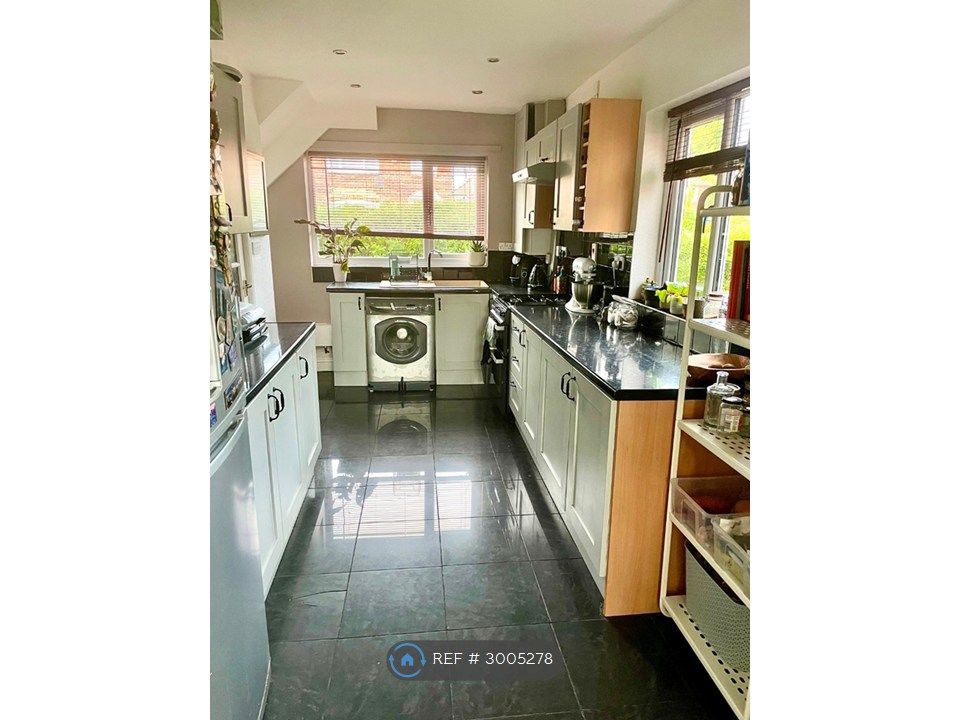 Property photo 3 of 18 Kitchen 1