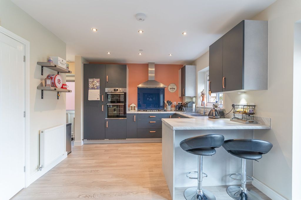 Property photo 2 of 32