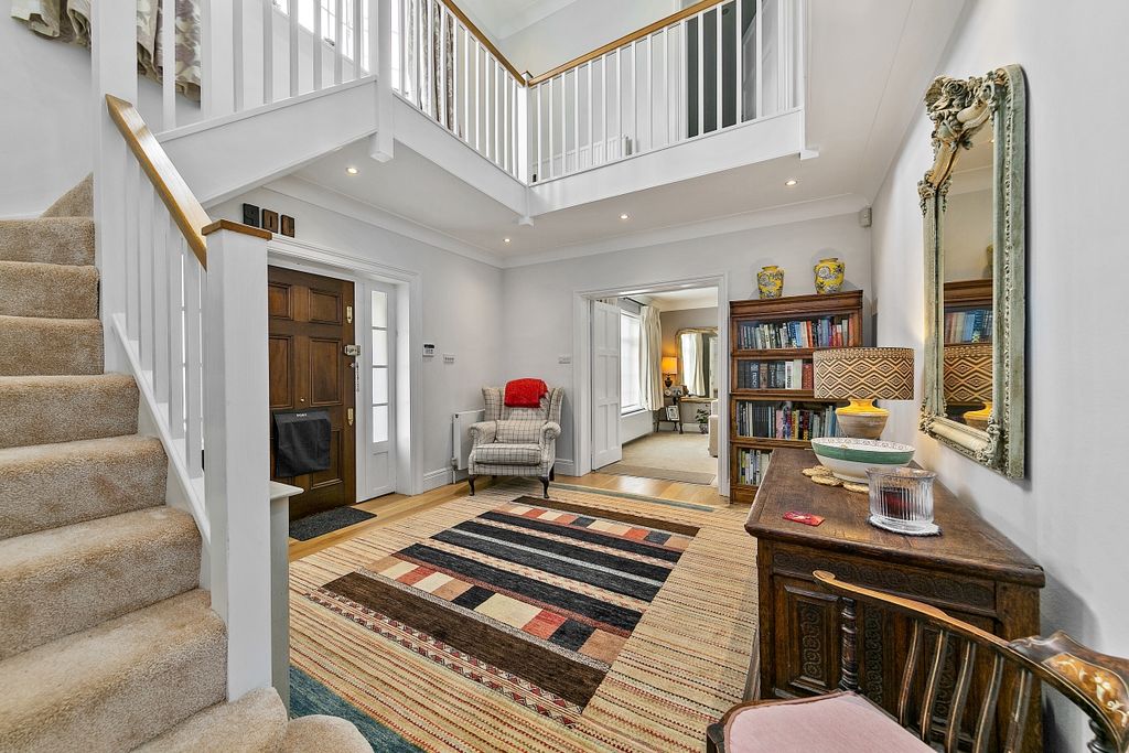 Property photo 2 of 32 14 Roedean Cresce...