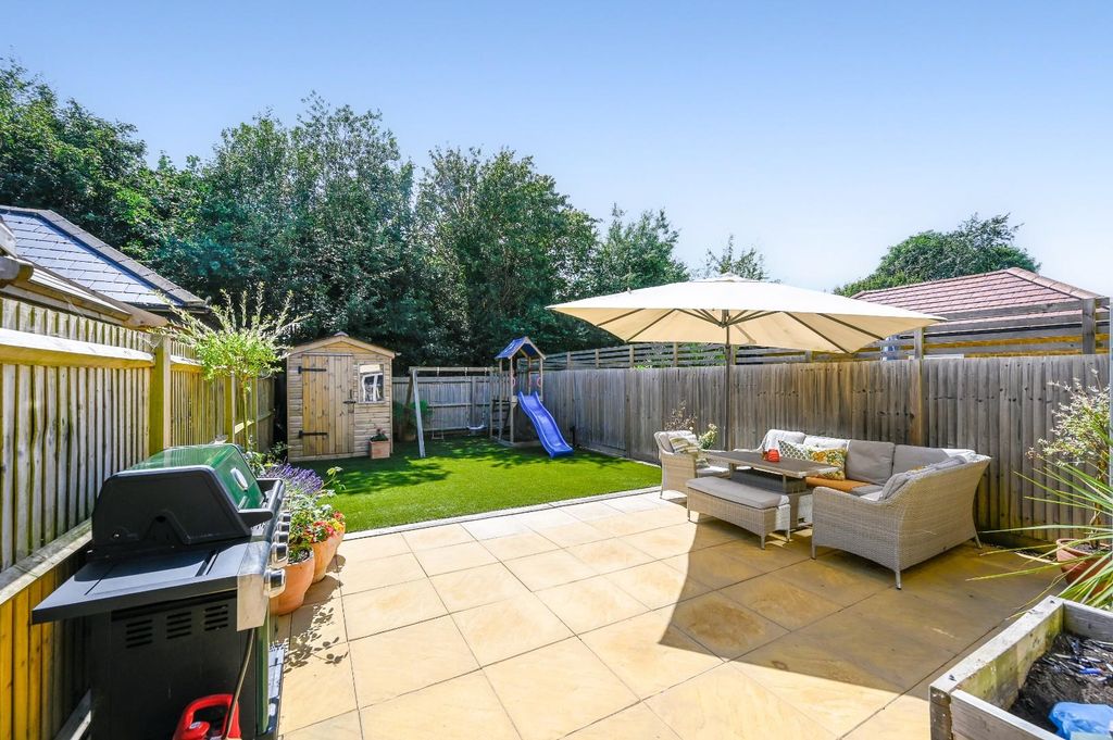 Property photo 3 of 16 16 Ruben Crescent Ph-15.Jpg