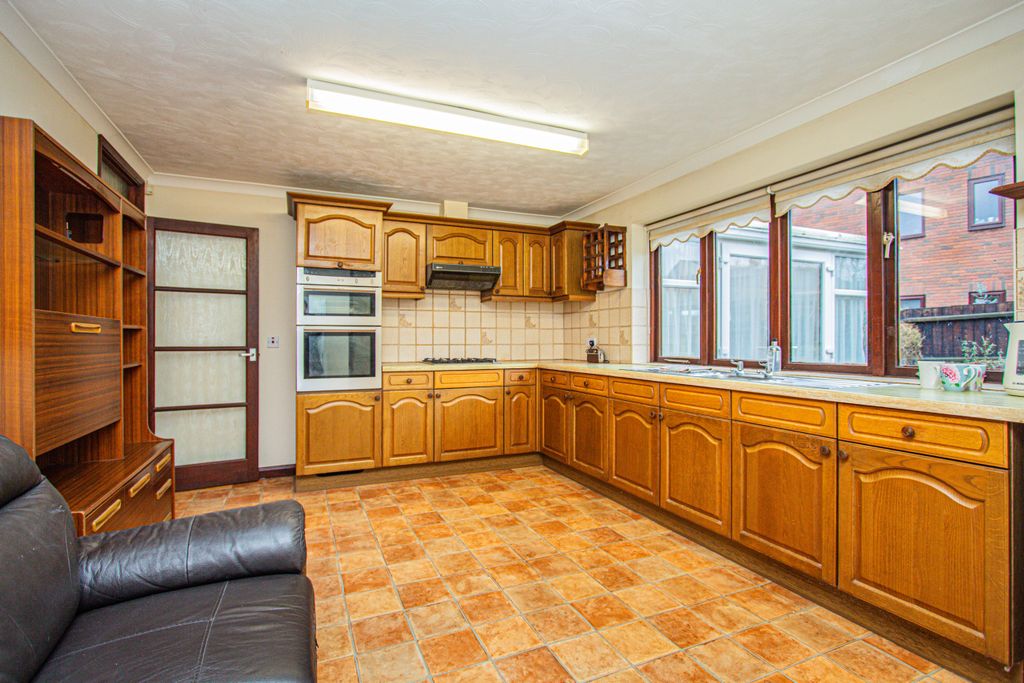 Property photo 2 of 15 Kitchen/Breakfast Room