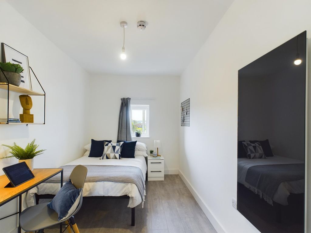 Property photo 3 of 9 A Bright And Inviting Double Bedroom Featuring A S...