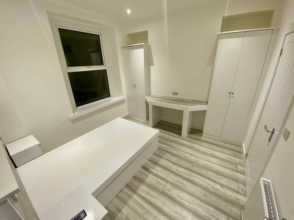 Property photo 2 of 6 d8E300A0-7De3-4Bca-Be74-B30d5049Cadf