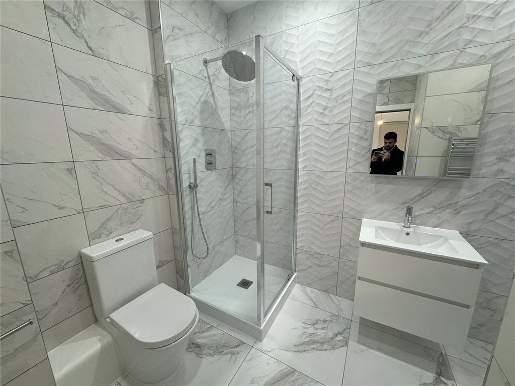 Property photo 3 of 8 Flat 005