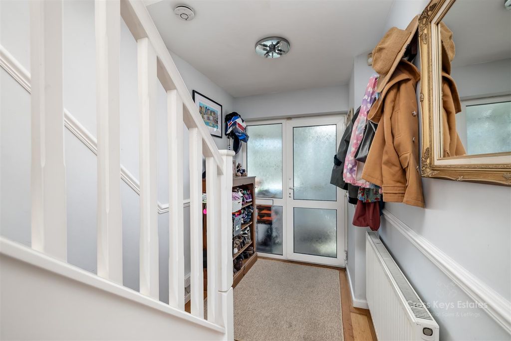 Property photo 2 of 35 Entrance Hall